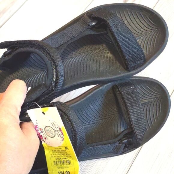 (8-1768)   All in Motion Sandals Size 6 - Picture 3 of 9